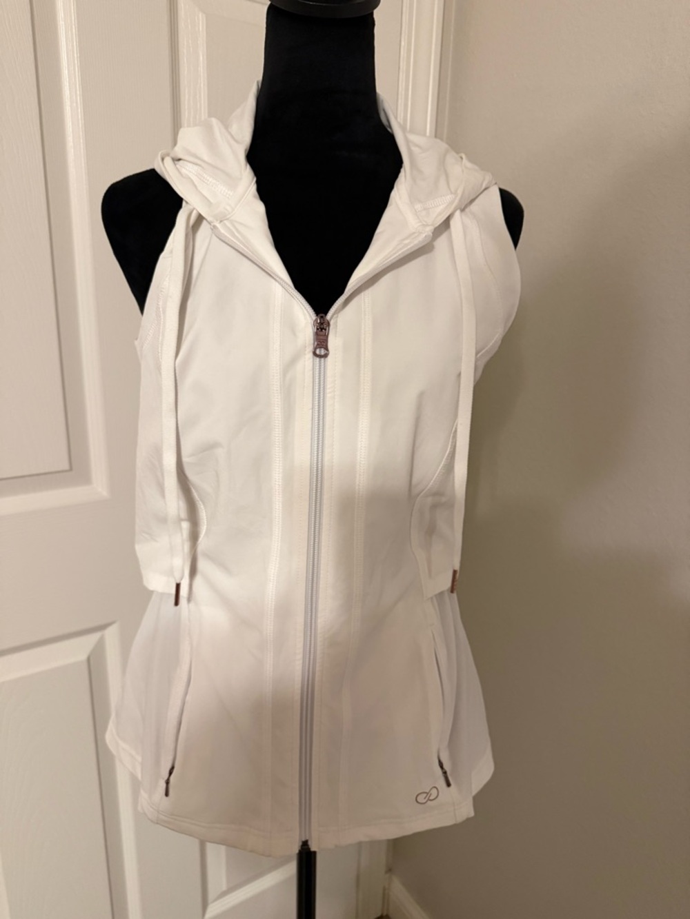 CALIA by Carrie Underwood White Sleeveless Hooded Zip Vest